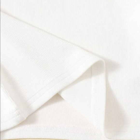 Cute white basic crop top. - Picture 3 of 4